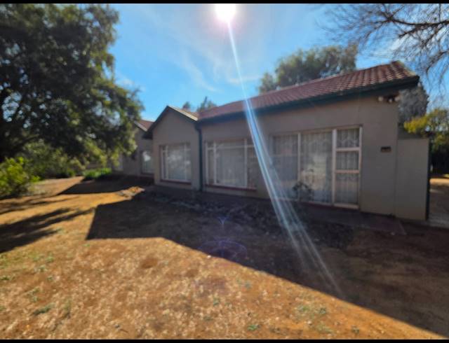 3 BEDROOM HOUSE TO LET IN FLORA GARDENS